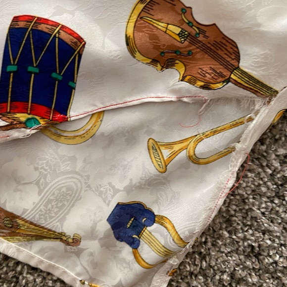 No sleeve women’s blouse with instruments on it - Picture 4 of 4